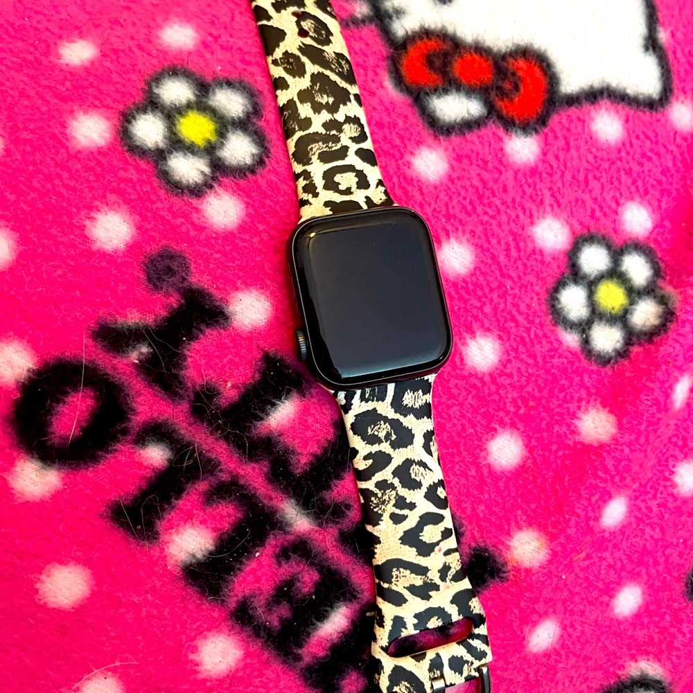 Apple Watch SE. 40mm. GPS and mobile capabilities. Excellent used condition.